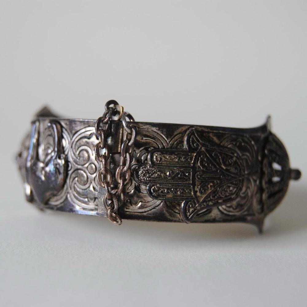 Elegant Silver Bracelet with Intricate Design - Picture 6 of 7